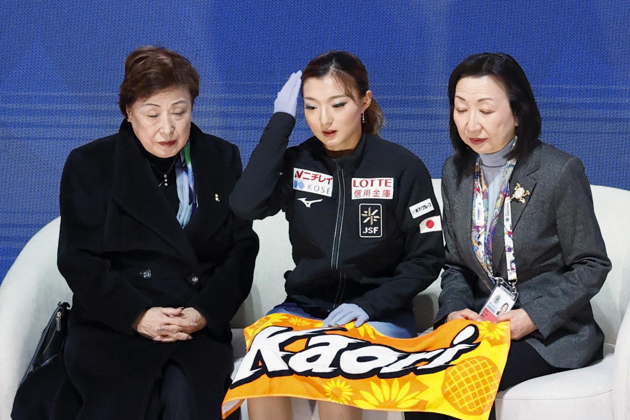 女子SPの演技を終え、得点を見る坂本花織（中央、共同）