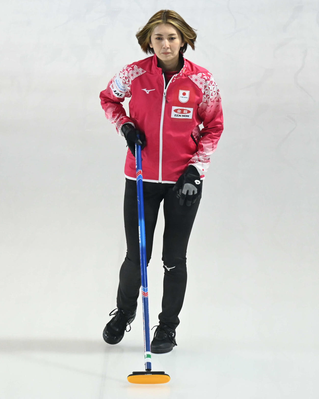 カーリング五輪最終予選の公式練習に臨む女子日本代表フォルティウスのスキップ吉村（撮影・飯岡大暉）