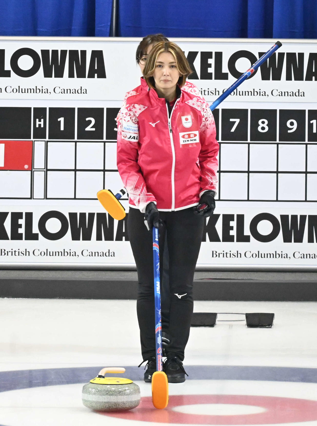 カーリング五輪最終予選の公式練習に臨む女子日本代表フォルティウスのスキップ吉村（撮影・飯岡大暉）