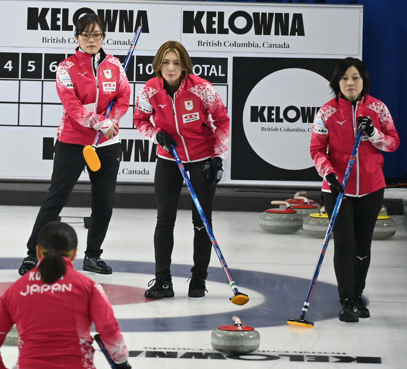カーリング五輪最終予選の公式練習に臨む女子日本代表。左から小笠原コーチ、スキップ吉村、船山コーチ（撮影・飯岡大暉）