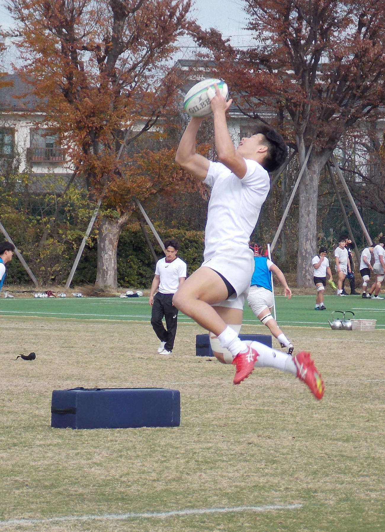 関東大学対抗戦の明大戦前日練習でボールをキャッチする早大FB矢崎由高（撮影・松本航）