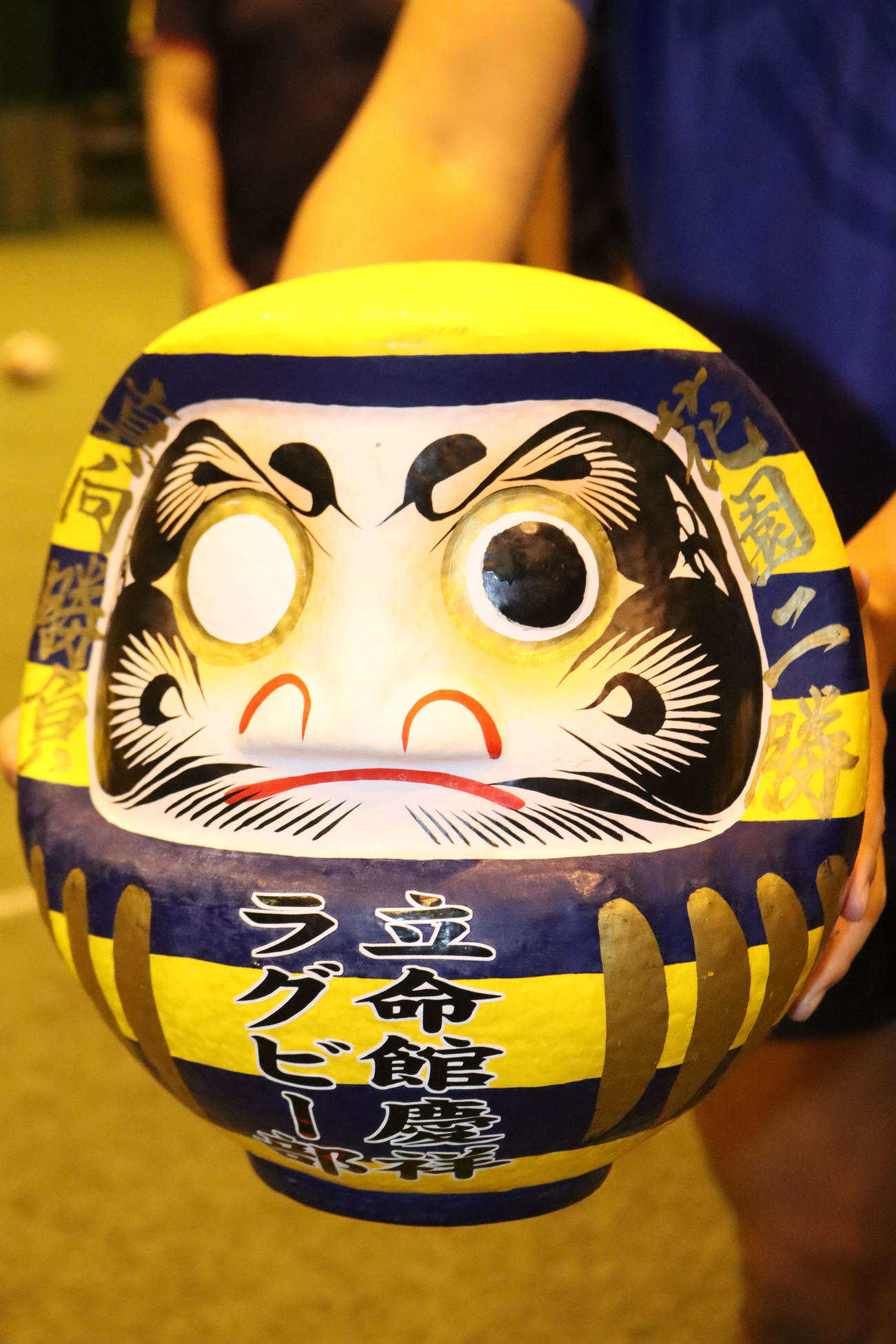 全国高校ラグビー大会に出場する立命館慶祥のだるまには「花園二勝」の文字が入っている（撮影・保坂果那）