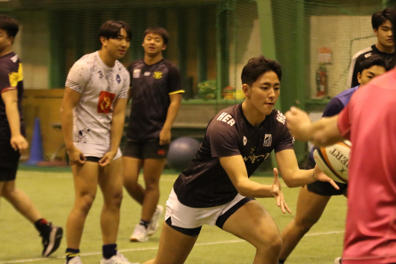 全国高校ラグビー大会に向けて練習する立命館慶祥の選手ら（撮影・保坂果那）