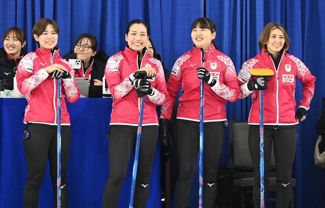 試合前に歓声に応じる左から小野寺、近江谷、小谷、吉村（撮影・飯岡大暉）