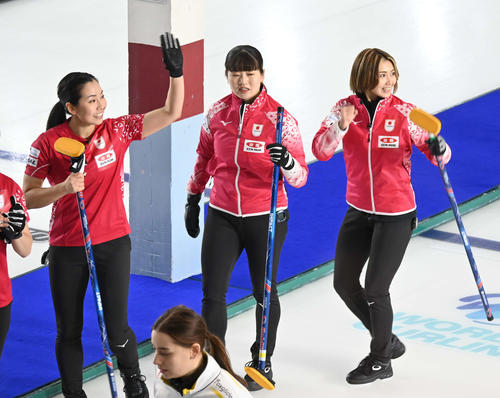 ドイツに勝利し歓声に応える、左から近江谷、小谷、吉村（撮影・飯岡大暉）