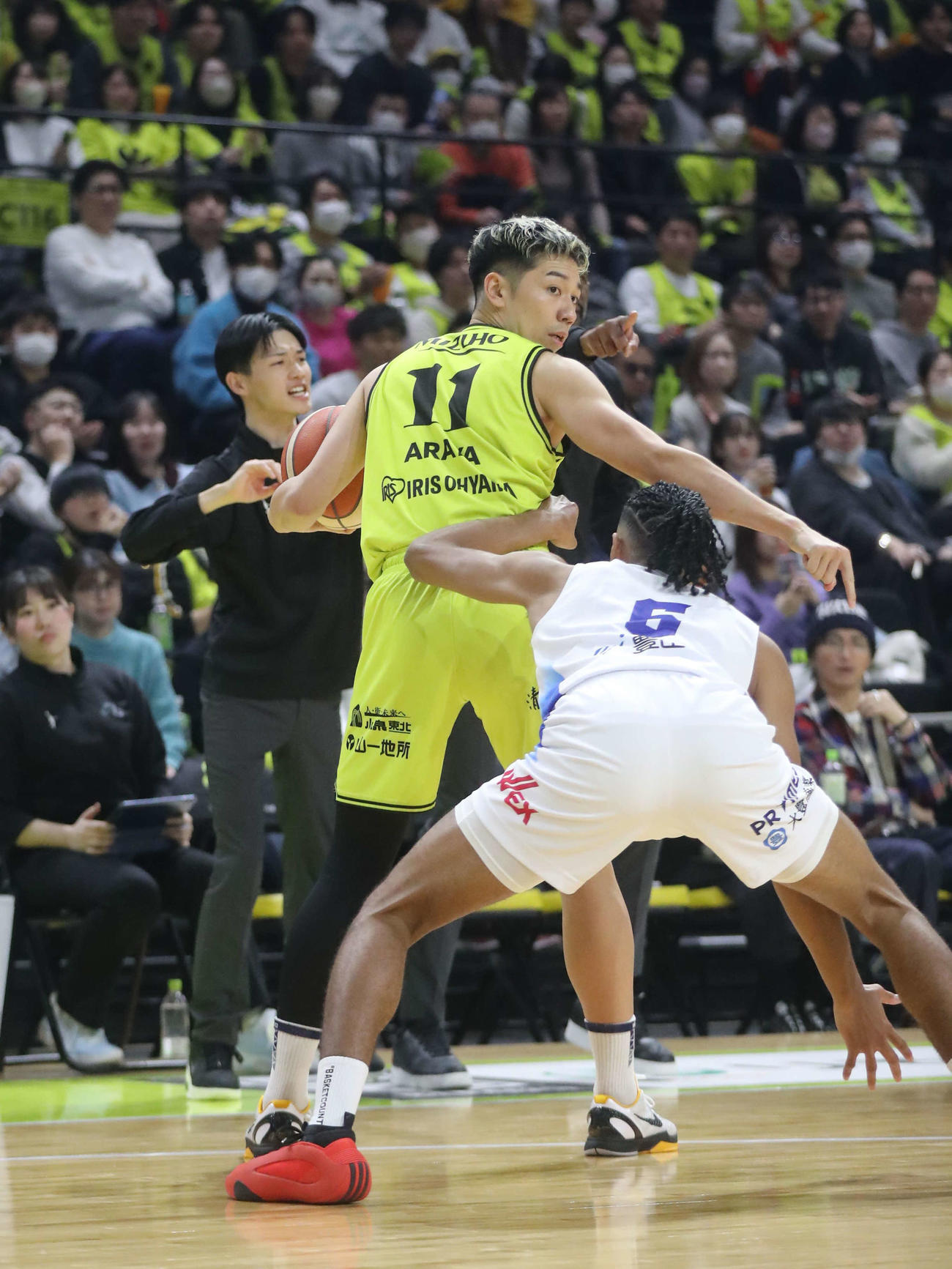 仙台対FE名古屋　ボールを死守し、パスを狙うB1仙台・荒谷（撮影・高橋香奈）