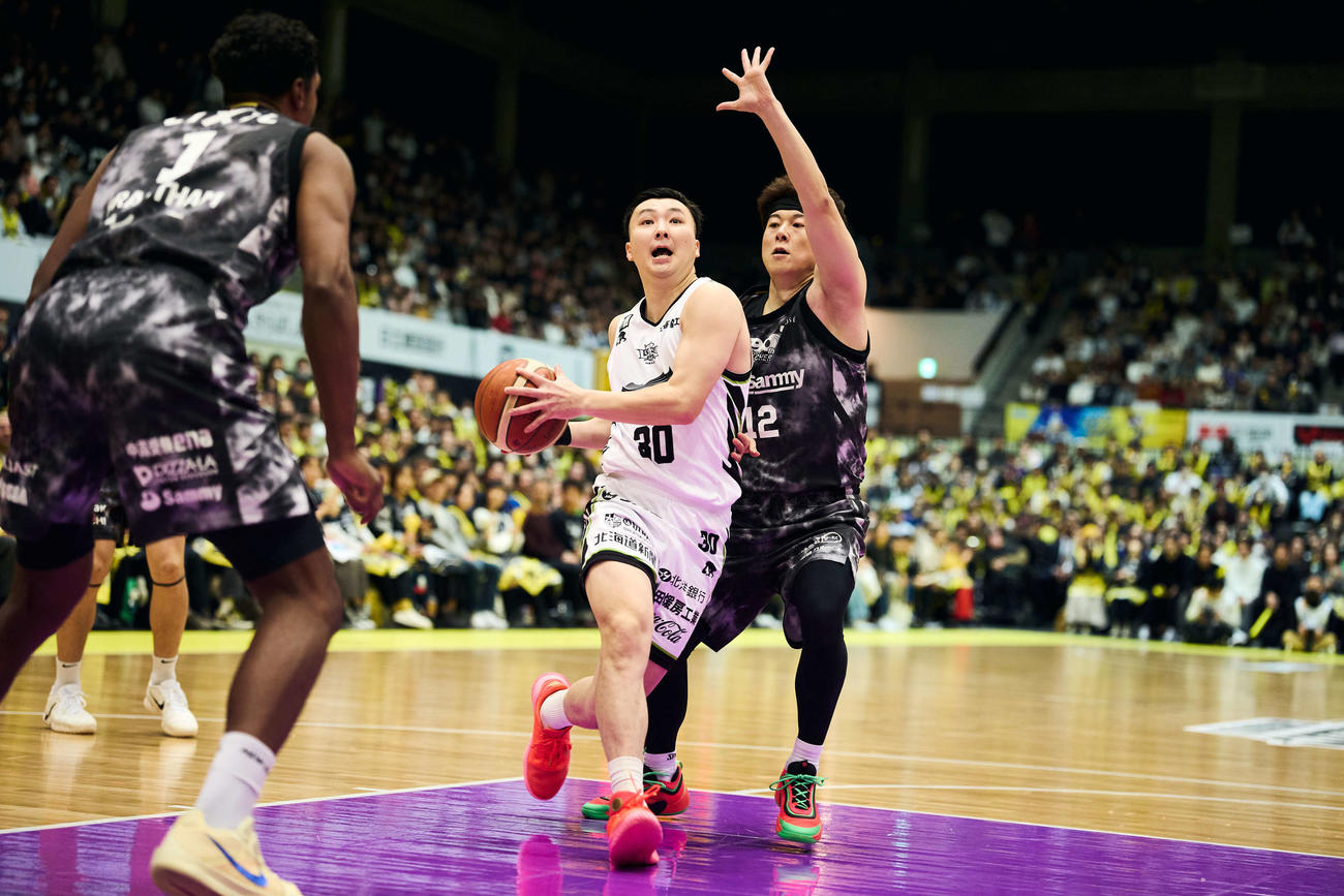 ドリブルで切り込むレバンガ北海道の富永　（C）B．LEAGUE