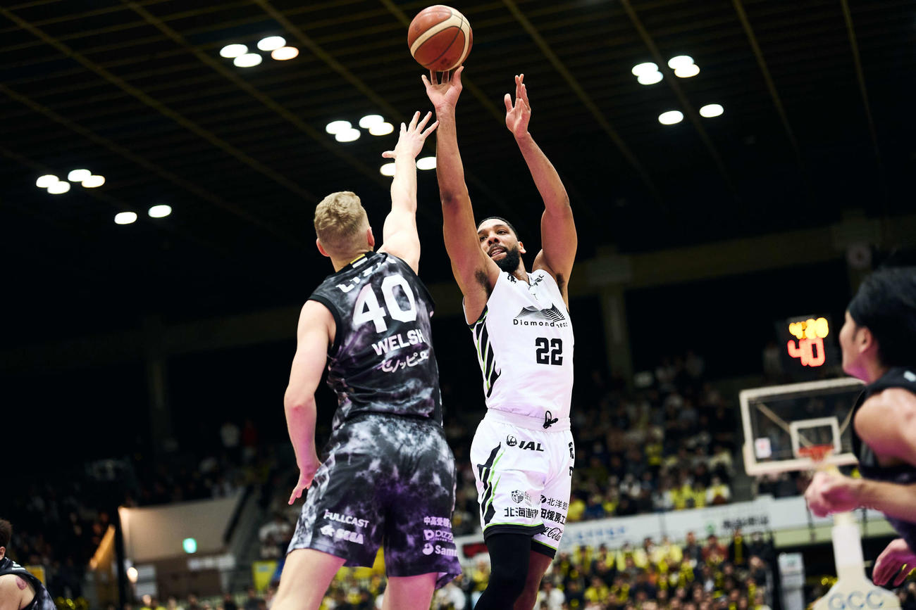 シュートを打つレバンガ北海道のオカフォー　（C）B．LEAGUE