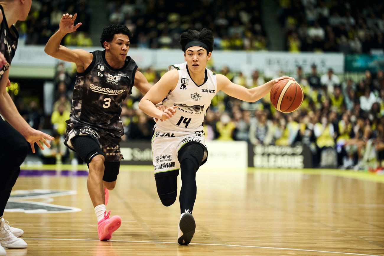 ドリブルするレバンガ北海道の星野　（C）B．LEAGUE