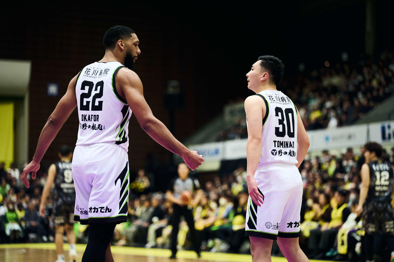 レバンガ北海道のオカフォー（左）と富永　（C）B．LEAGUE