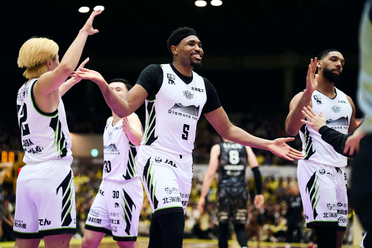チームメートとハイタッチするレバンガ北海道のジョーンズ（中央）　（C）B．LEAGUE