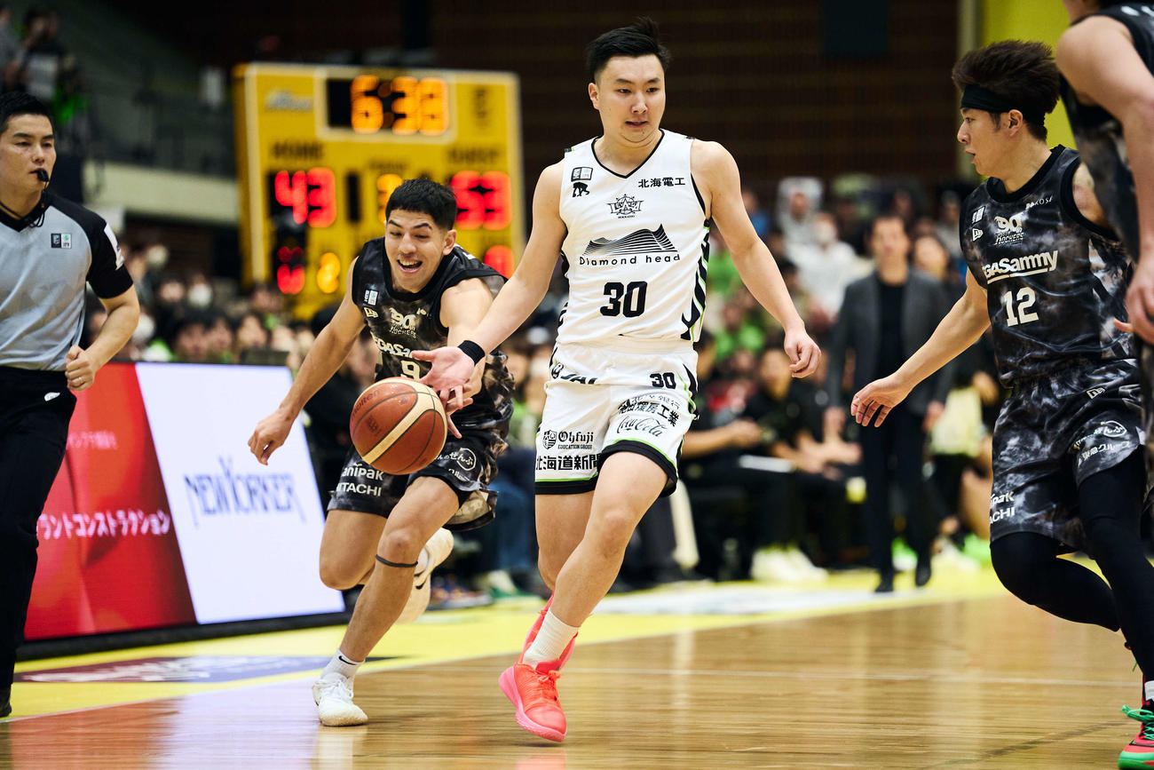 ドリブルするレバンガ北海道の富永　（C）B．LEAGUE