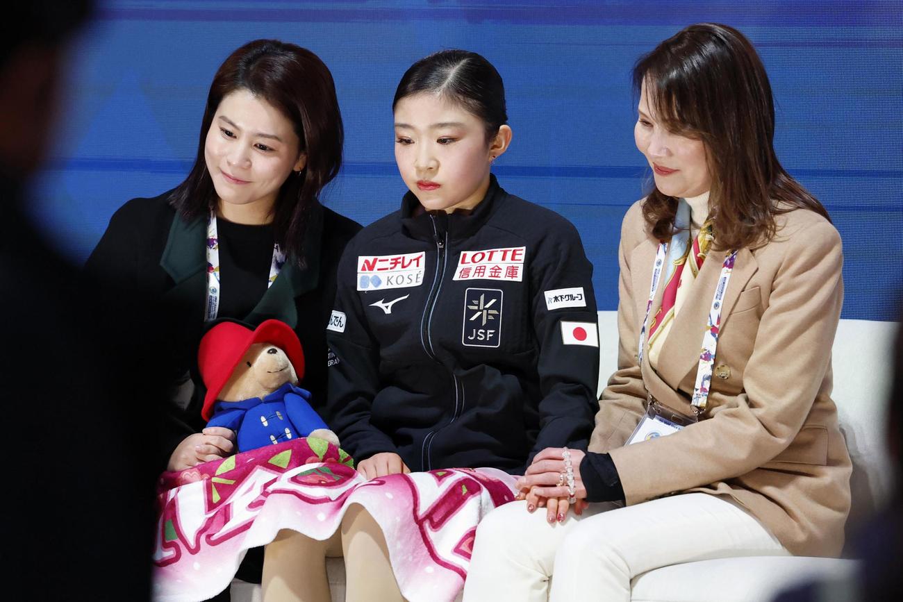 女子フリーの得点を見つめる千葉百音（中央）＝IGアリーナ（共同）