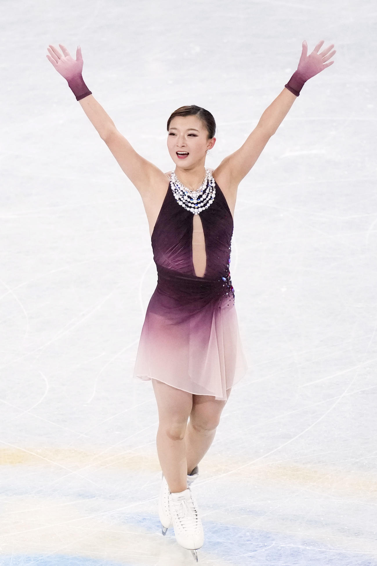女子フリーの演技を終え、歓声に応える坂本花織（共同）