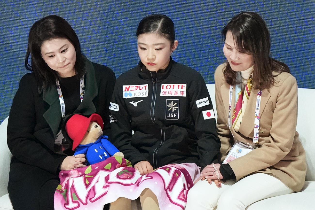 女子フリーの演技を終え、得点を確認し肩を落とす千葉百音（中央）＝IGアリーナ