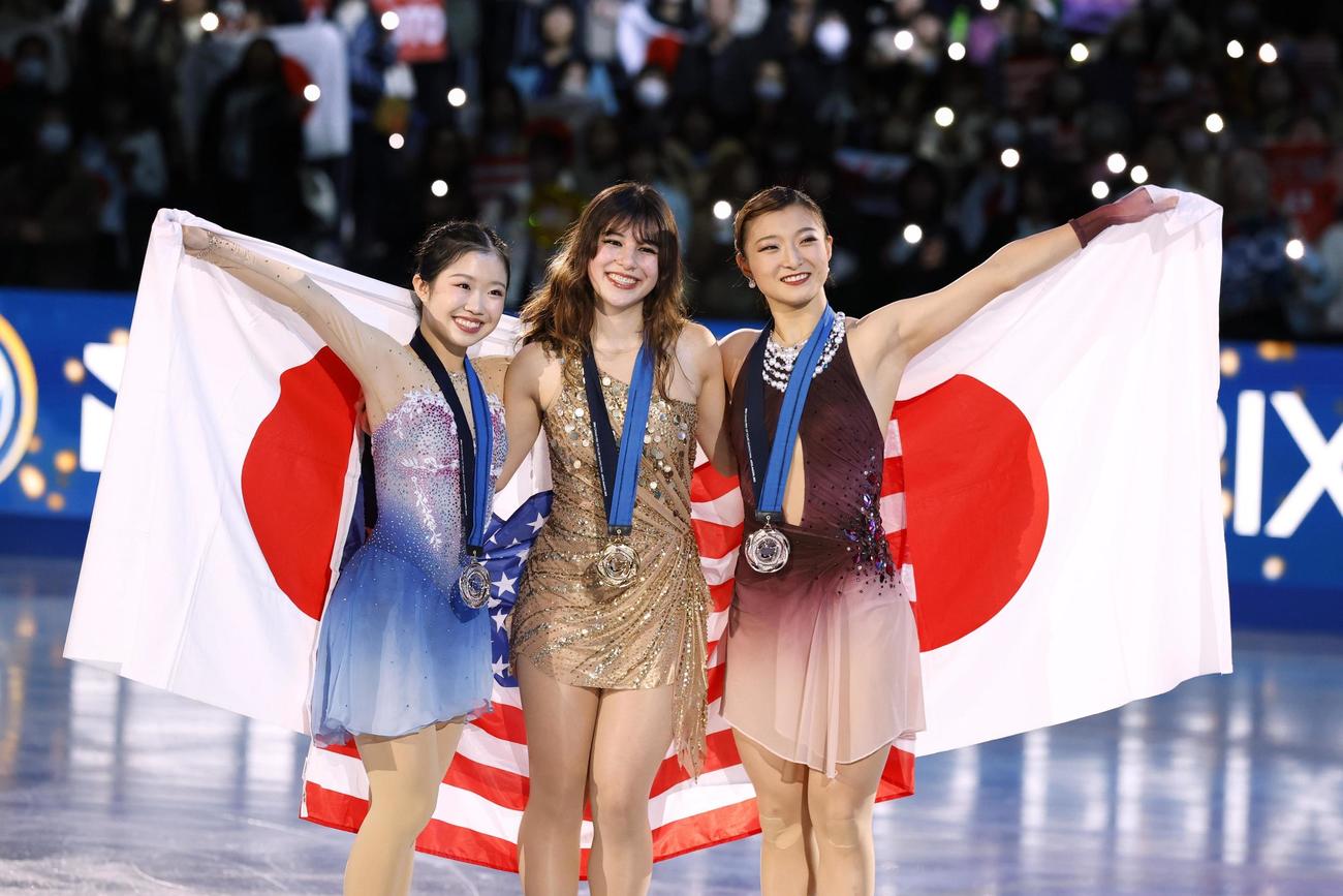初出場で2位の中井亜美（左）と3位の坂本花織。中央は優勝したアリサ・リュウ＝IGアリーナ（共同）