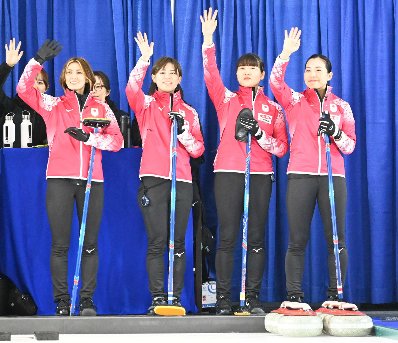 試合前に歓声に応える女子日本代表の左から吉村、小野寺、小谷、近江谷（撮影・飯岡大暉）