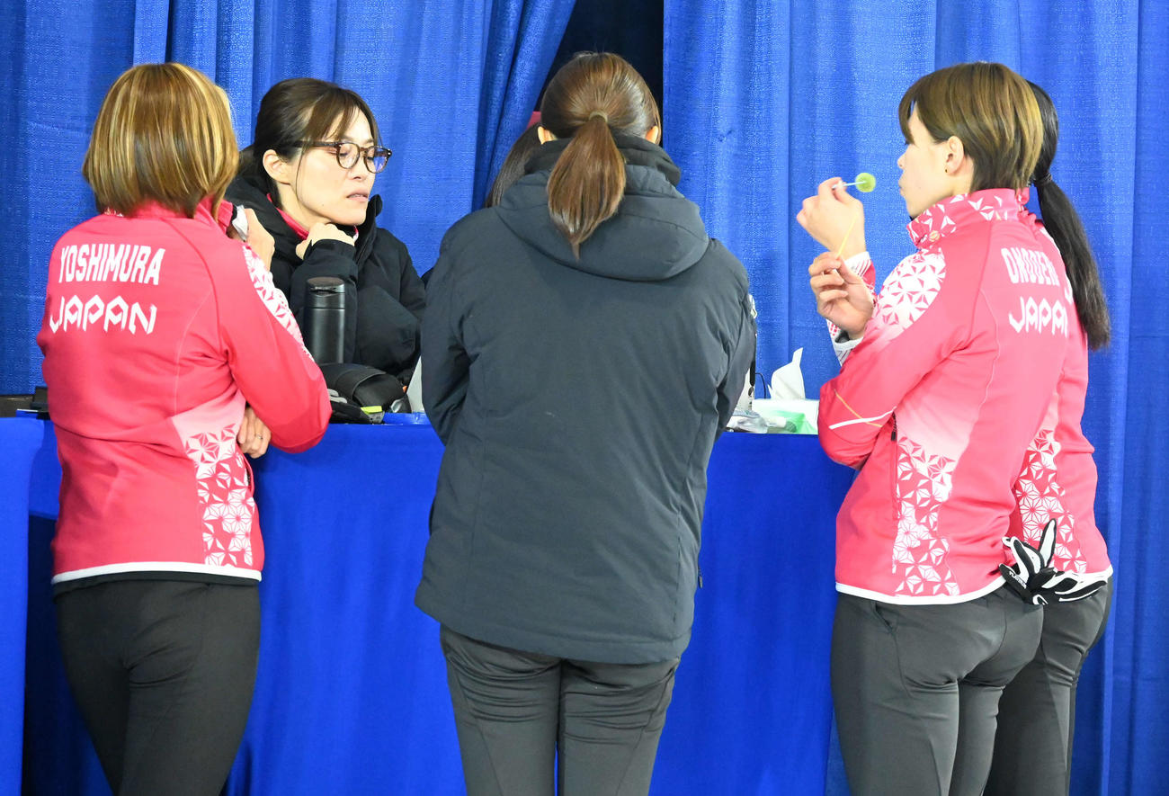 ハーフタイムにフルーツやゼリーを口にする女子日本代表フォルティウス（撮影・飯岡大暉）