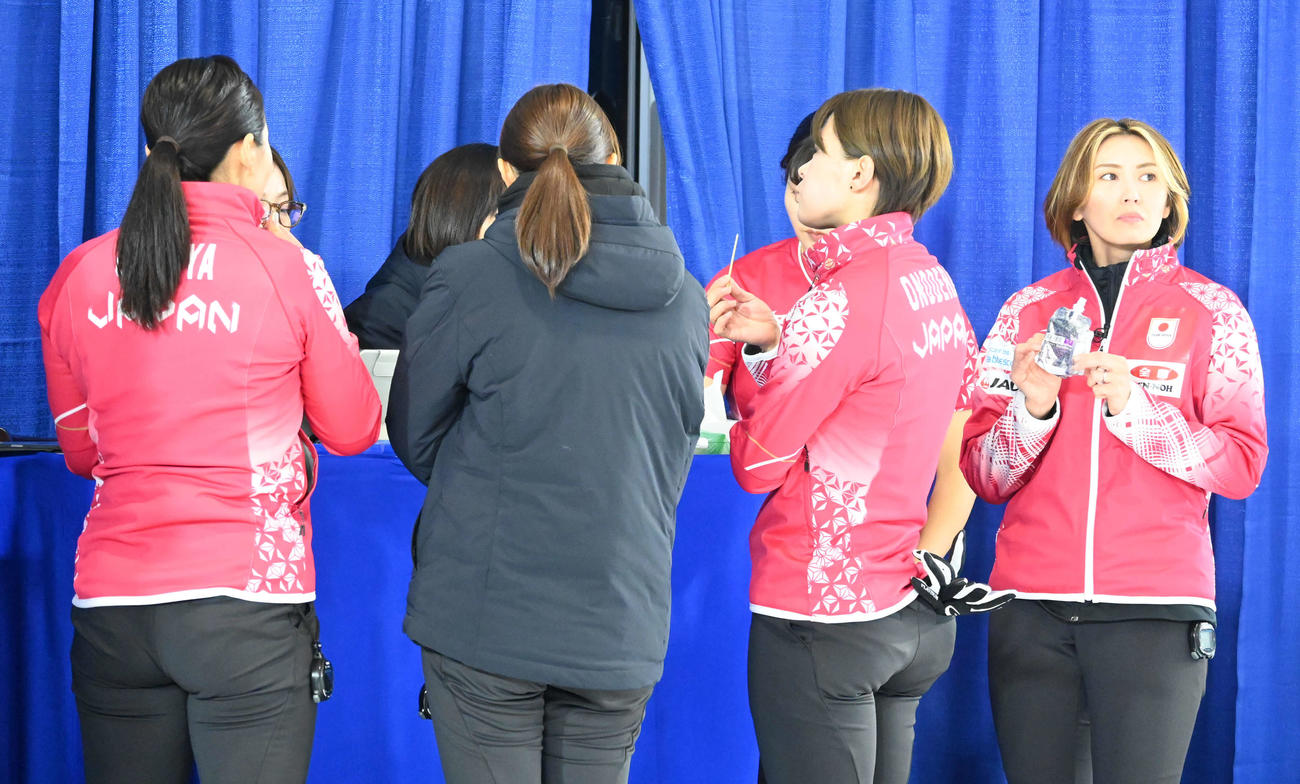 ハーフタイムにフルーツやゼリーを口にする女子日本代表フォルティウス（撮影・飯岡大暉）