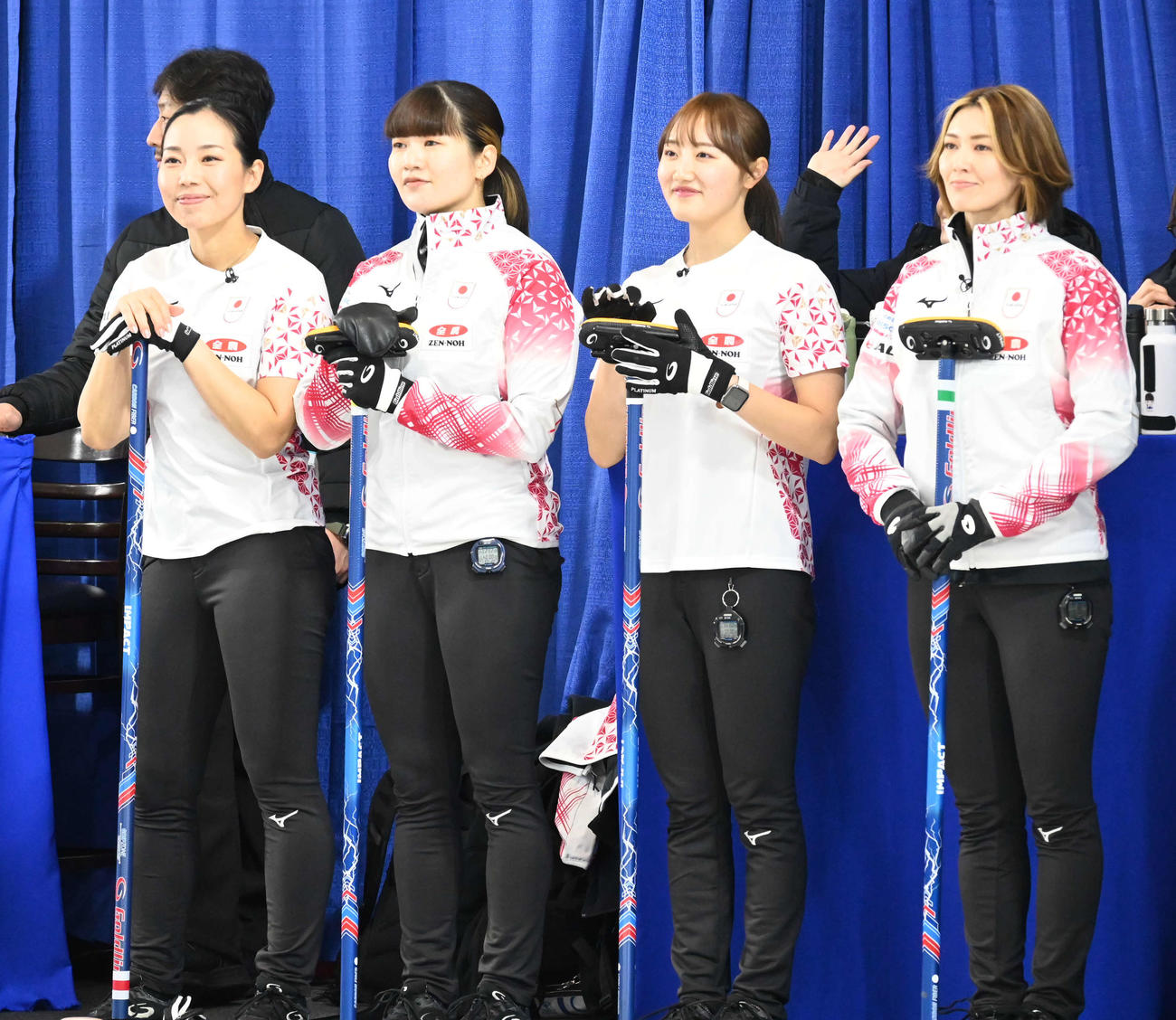 試合前に笑顔を見せる左から近江谷、小谷、小林、吉村（撮影・飯岡大暉）