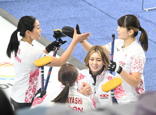 オーストラリアに勝利し喜ぶ女子日本代表フォルティウス（撮影・飯岡大暉）
