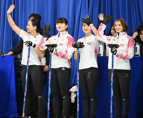 試合前に歓声に応える女子日本代表の左から女子日本代表の左から近江谷、小谷、小林、吉村（撮影・飯岡大暉）