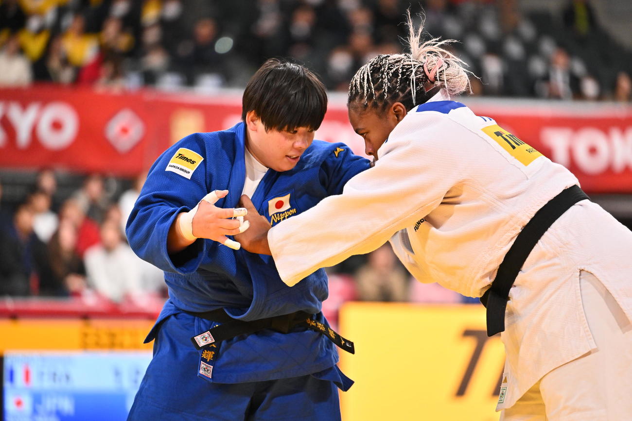女子78キロ越級1回戦でフランスの選手と対戦する素根（撮影・滝沢徹郎）
