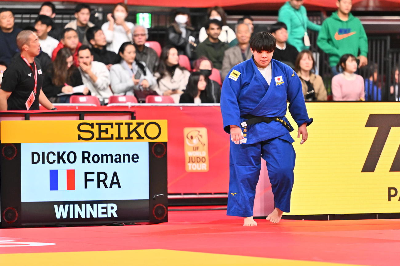 女子78キロ越級1回戦でフランスの選手に敗れ引き上げる素根（撮影・滝沢徹郎）