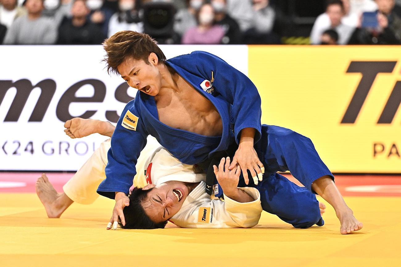 男子66キロ級準決勝で阿部（上）は武岡を攻める（撮影・滝沢徹郎）