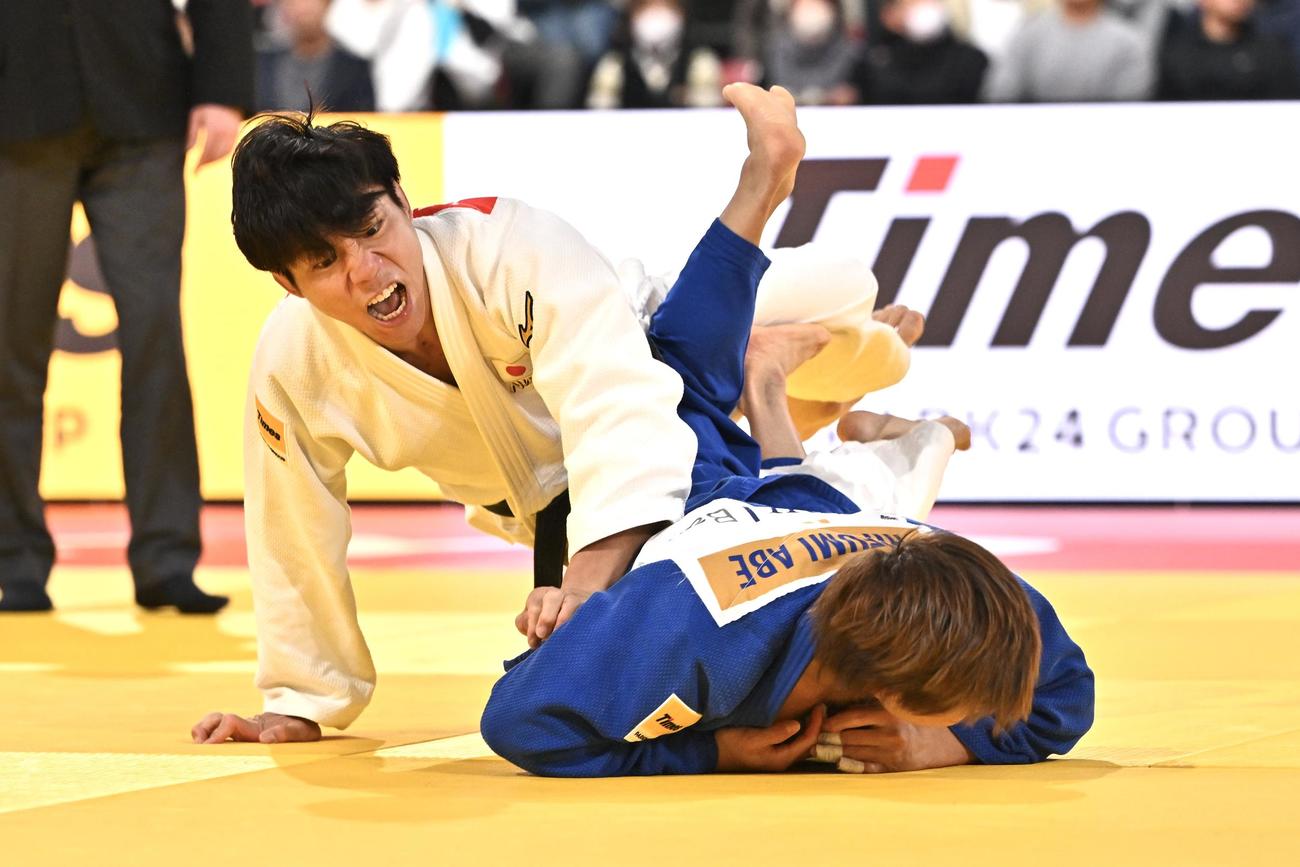 男子66キロ級準決勝で阿部（下）を攻める武岡（撮影・滝沢徹郎）