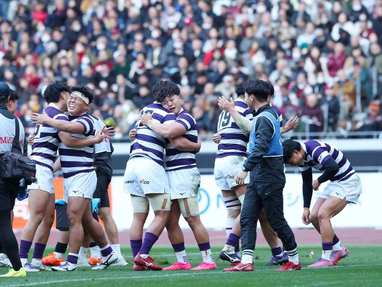 明大対早大　勝利し抱き合い喜ぶ明大フィフティーン（撮影・増田悦実）