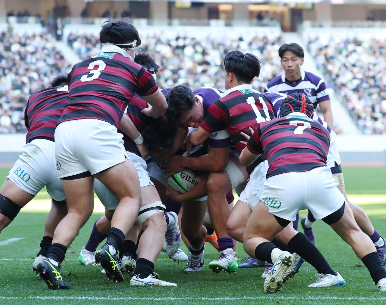 明大対早大　前半、突破を試みる明大フィフティーン（撮影・増田悦実）