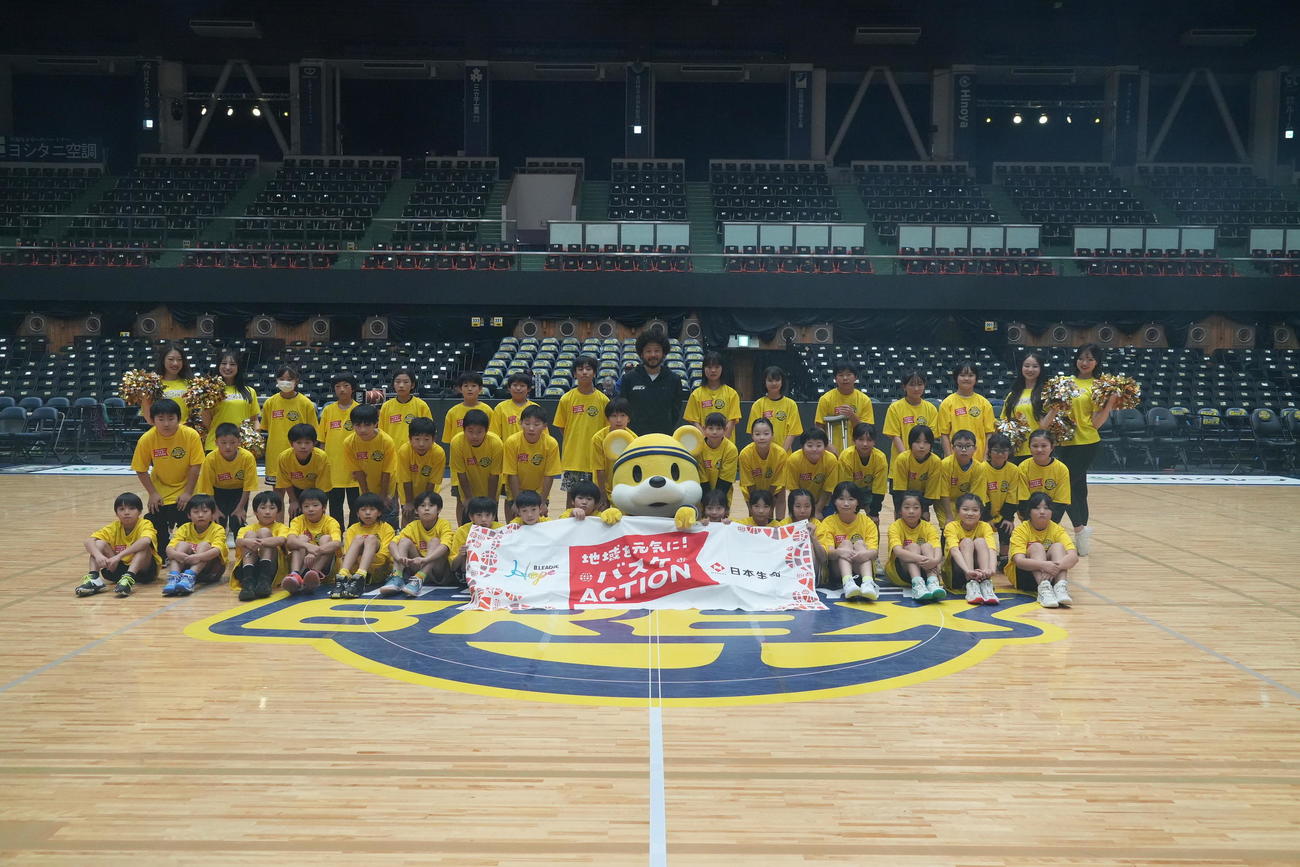 「B.LEAGUE Hope x日本生命地域を元気に！バスケACTION」に参加した子供たちと記念撮影に臨んだ宇都宮田臥勇太（写真提供：宇都宮ブレックス）