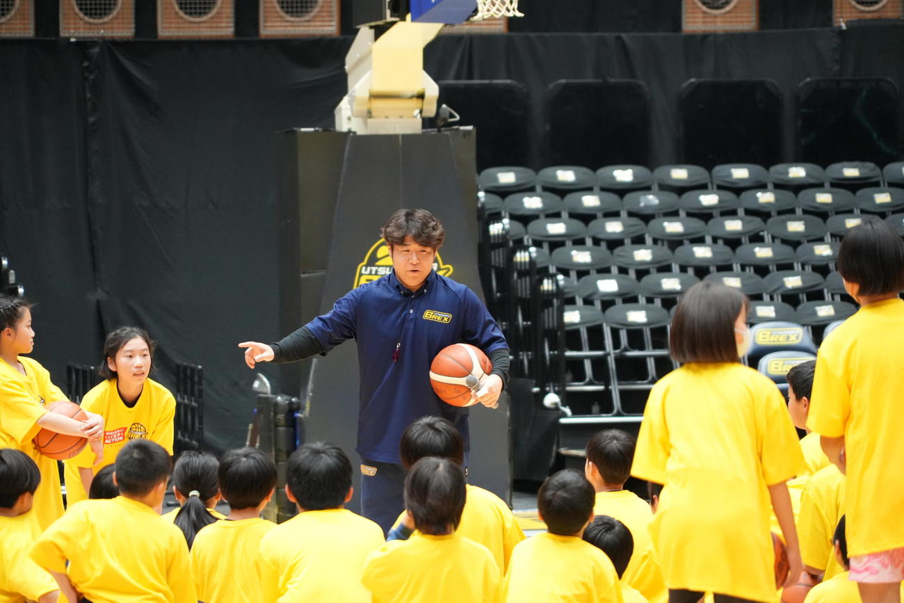 「B.LEAGUE Hope x日本生命地域を元気に！バスケACTION」に参加した子供たちと講師の宇都宮関係者（写真提供：宇都宮ブレックス）