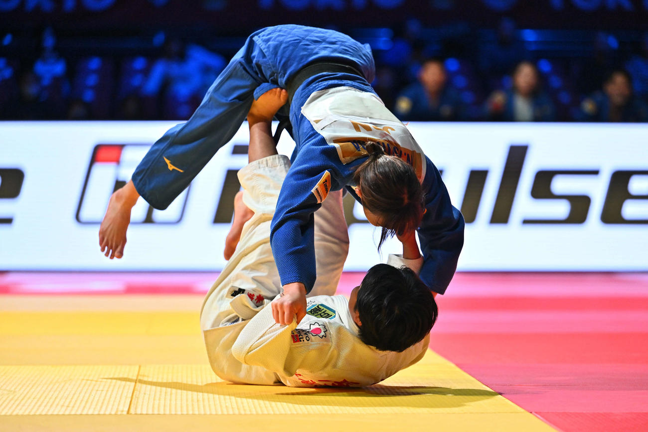エキシビションマッチで子どもの選手に投げられる角田（撮影・滝沢徹郎）