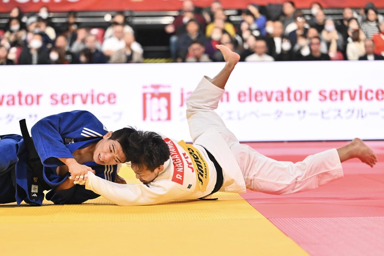 男子60キロ級3回戦で韓国の選手に投げられる永山（右）（撮影・滝沢徹郎）