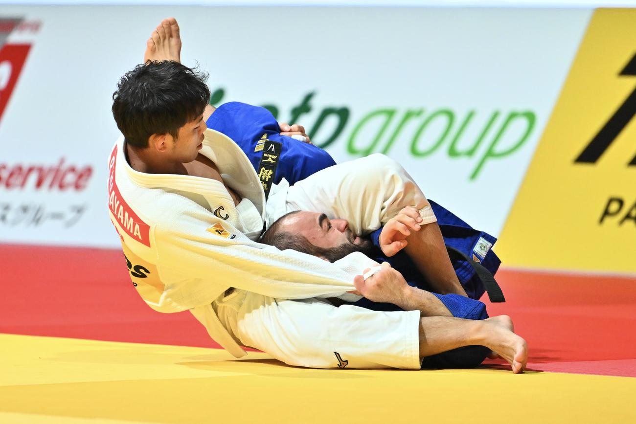 男子60キロ級3位決定戦でフランスの選手に一本勝ちする永山（左）（撮影・滝沢徹郎）
