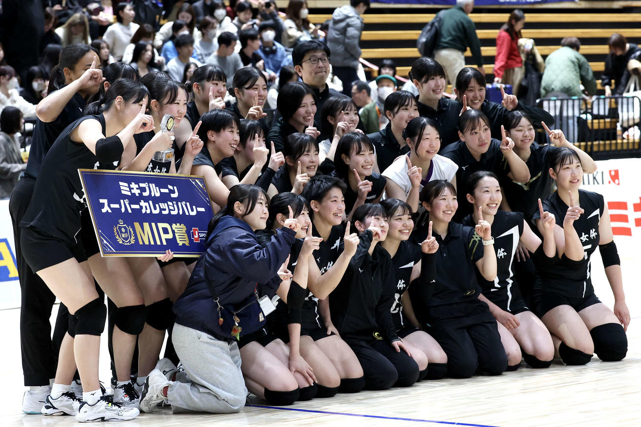 東女体大対鹿屋体大　優勝し笑顔で記念撮影する東女体大の選手たち（撮影・宮地輝）