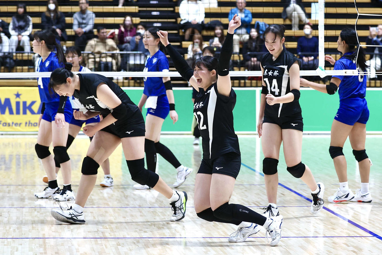 東女体大対鹿屋体大　優勝し歓喜する東女体大の選手たち（撮影・宮地輝）