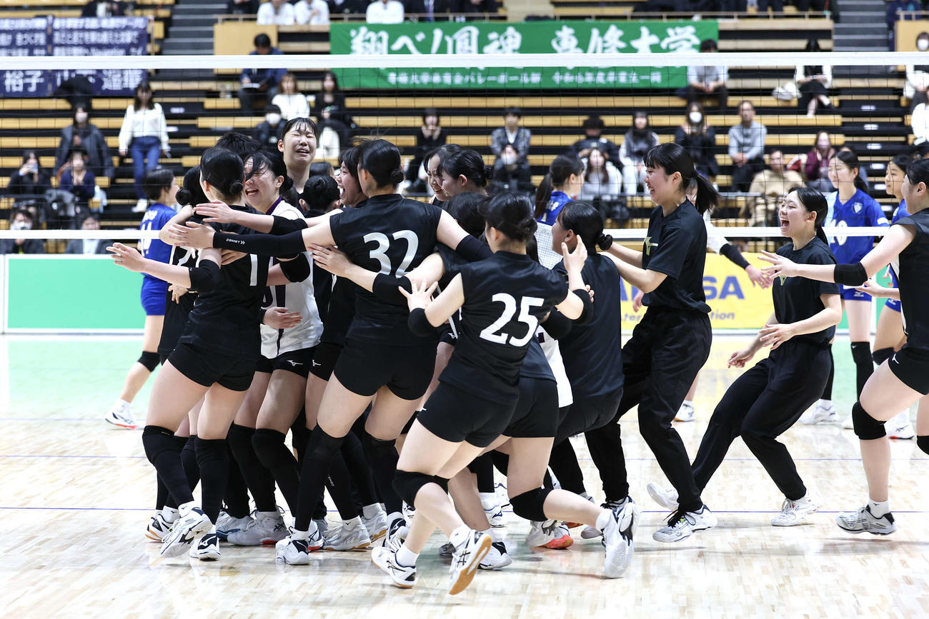 東女体大対鹿屋体大　優勝し歓喜する東女体大の選手たち（撮影・宮地輝）