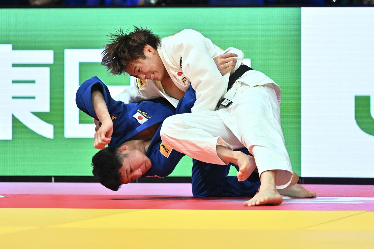 男子66キロ級決勝で顕徳（左）を投げ優勝を決める阿部（撮影・滝沢徹郎）