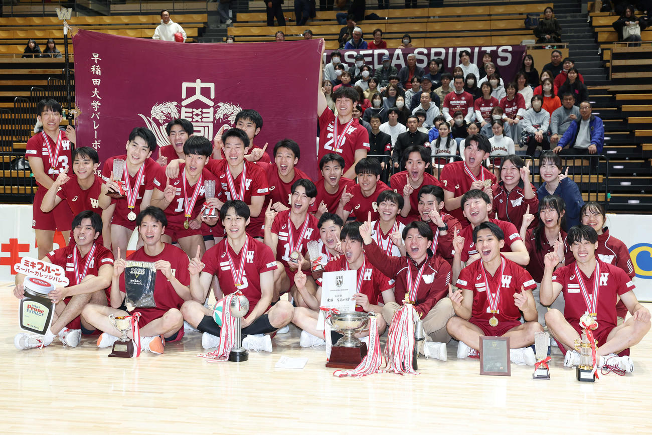 優勝し、笑顔で記念撮影する早大の選手たち（撮影・宮地輝）