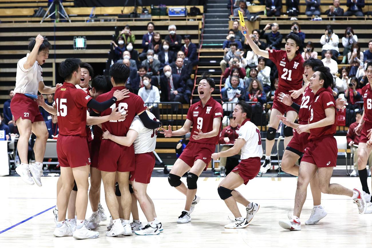 早大対国士舘大　優勝し歓喜する早大の選手たち（撮影・宮地輝）