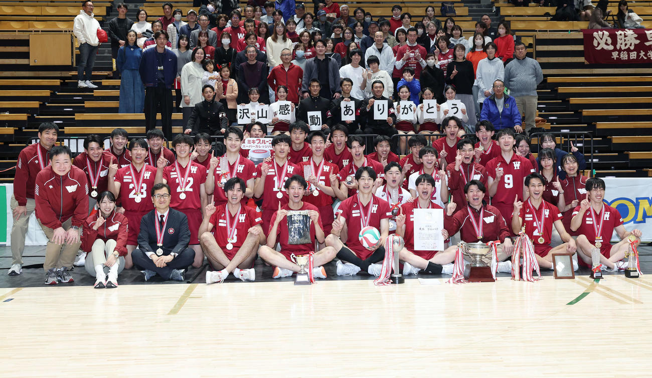優勝し、笑顔で記念撮影する早大の選手たち（撮影・宮地輝）