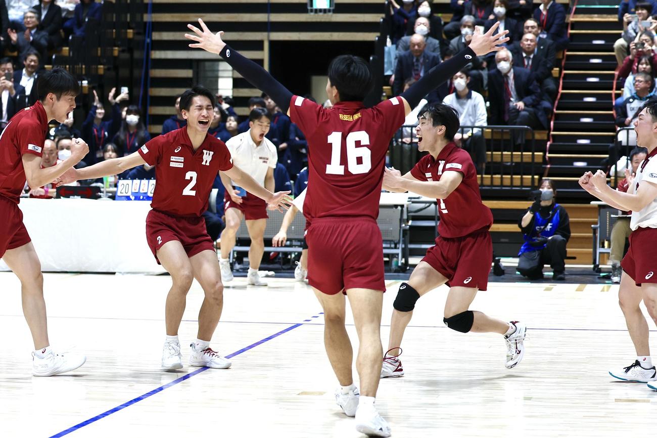早大対国士舘大　優勝し歓喜する早大の選手たち（撮影・宮地輝）