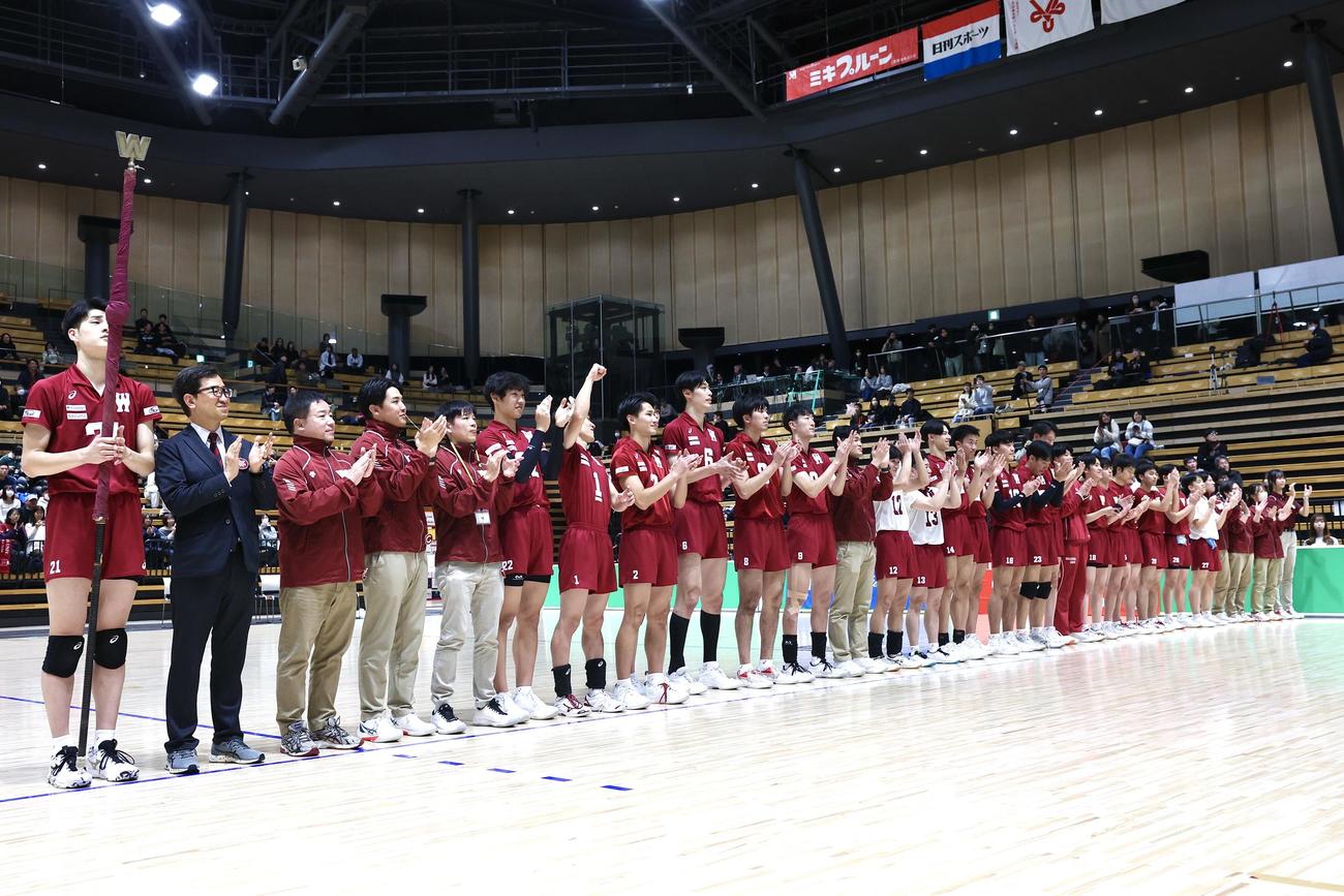 早大対国士舘大　優勝し応援団にあいさつする早大の選手たち（撮影・宮地輝）