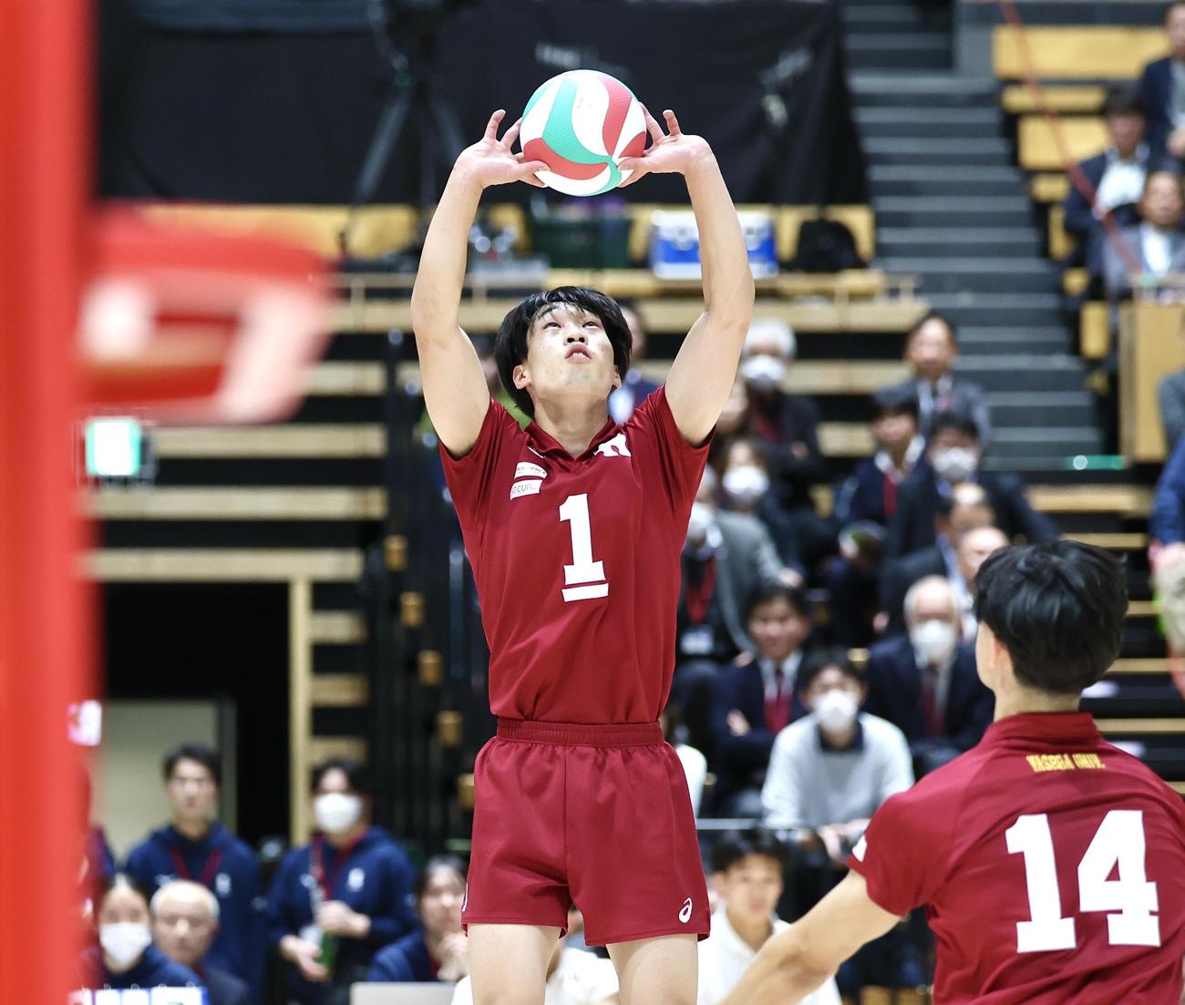 早大対国士舘大　トスを上げる早大・前田（撮影・宮地輝）