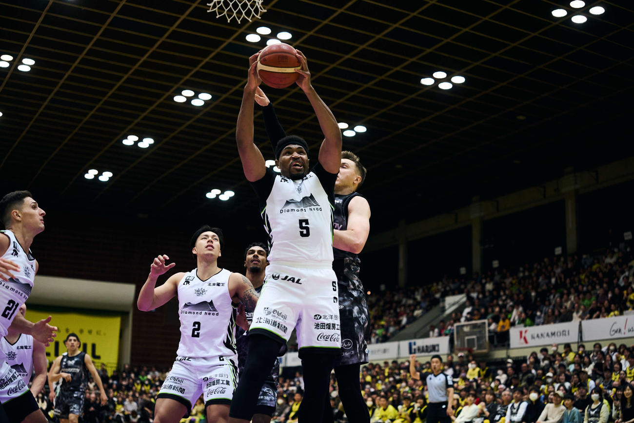 リバウンドを取るレバンガ北海道のジョーンズ　（C）B．LEAGUE