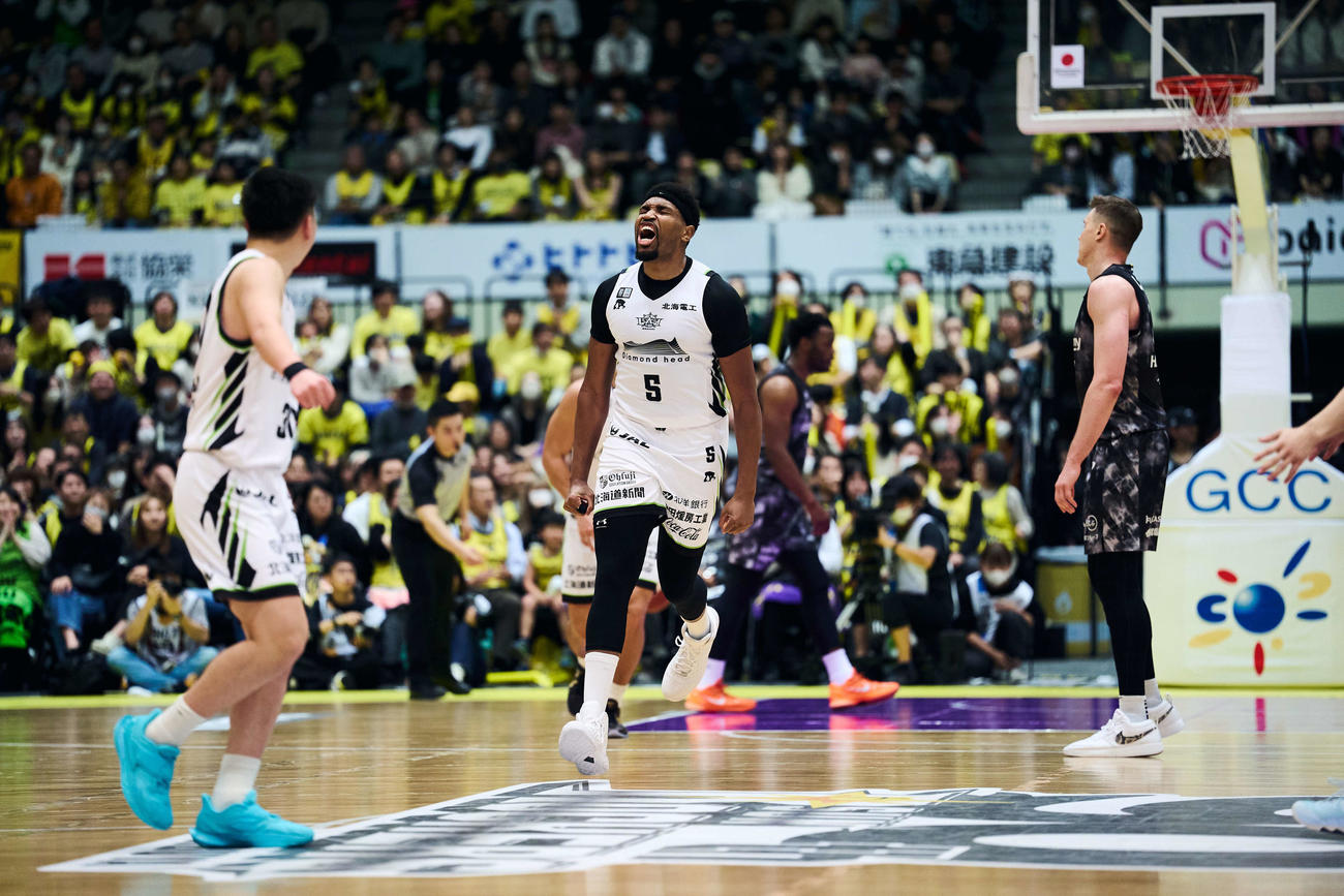 雄たけびをあげるレバンガ北海道のジョーンズ　（C）B．LEAGUE