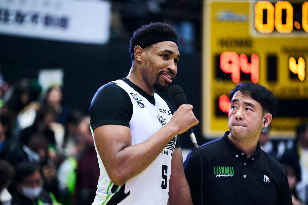 試合後にインタビューを受けるレバンガ北海道のジョーンズ　（C）B．LEAGUE
